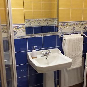 Deluxe Double Room Shower